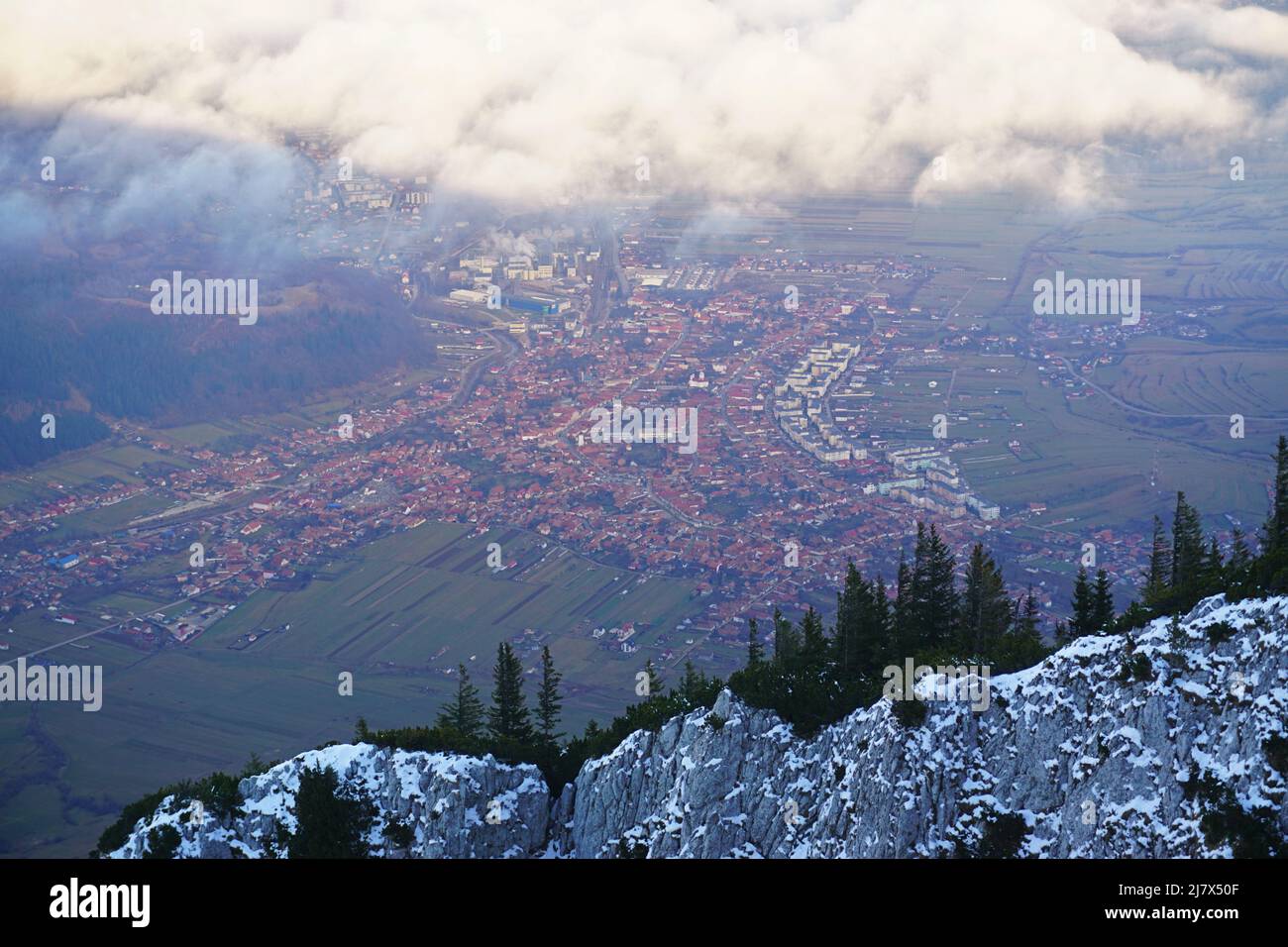 Prise de vue panoramique aérienne de la ville de Zarnesti, avec des nuages en arrière-plan, prise des montagnes de Piatra Craiului, Roumanie Banque D'Images