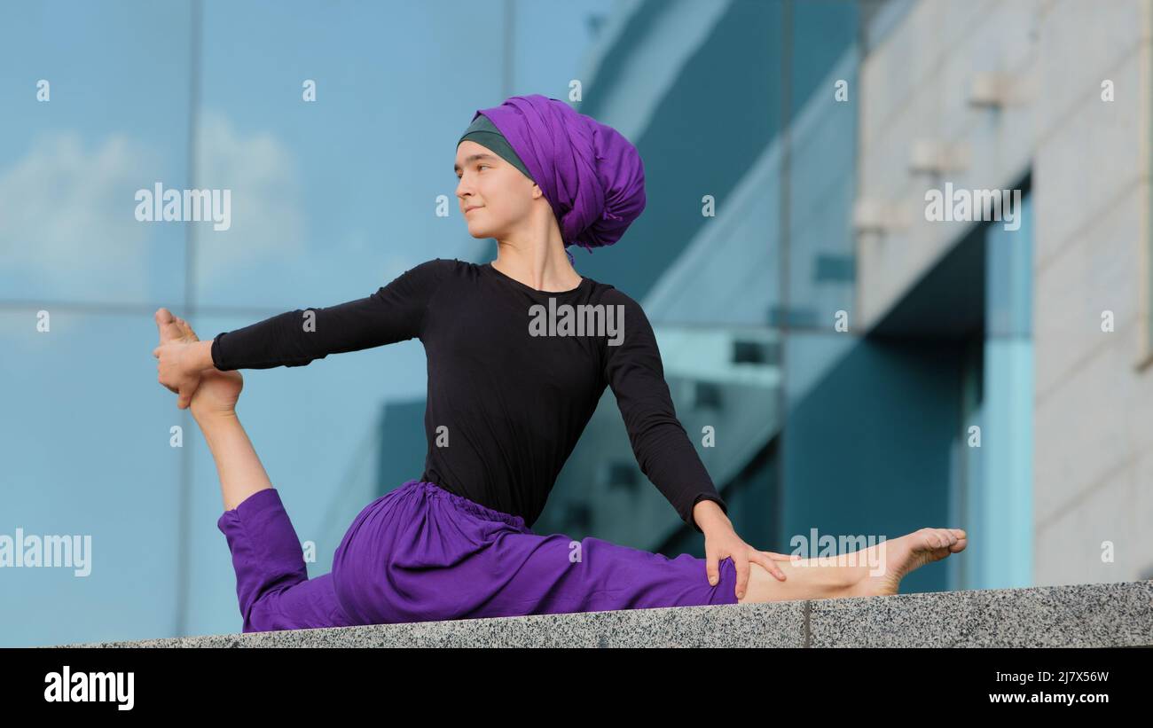 Musulmane islamique arabe indienne femme dans hijab faire yoga entraînement force entraînement effort pratique fitness femme sport extérieur méditation de fille Banque D'Images
