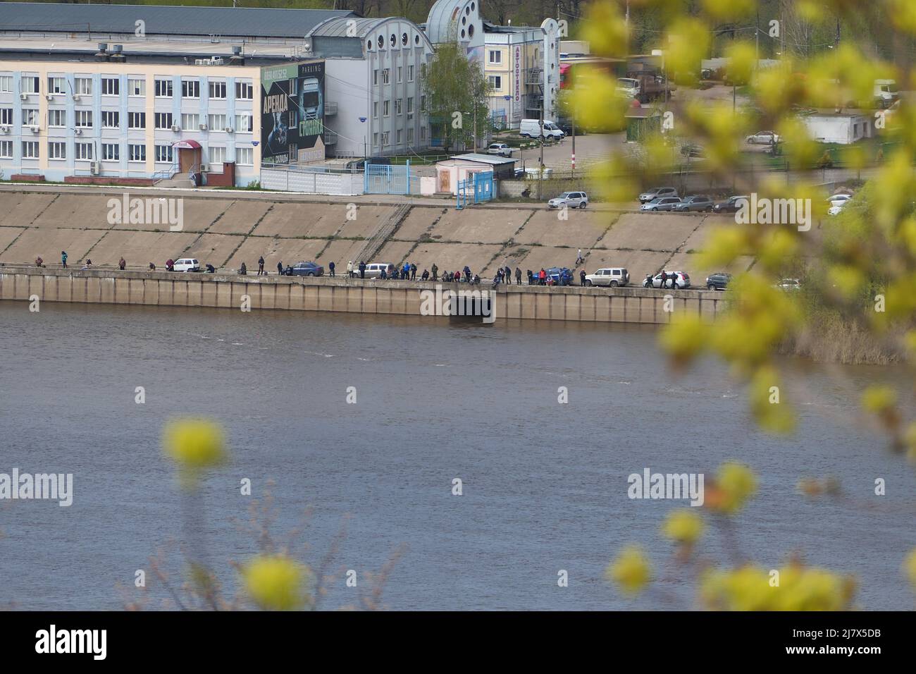 Nijni Novgorod, Russie, Oka River, 06.05.2022. Les pêcheurs pêchent sur la rivière depuis la jetée. Banque D'Images