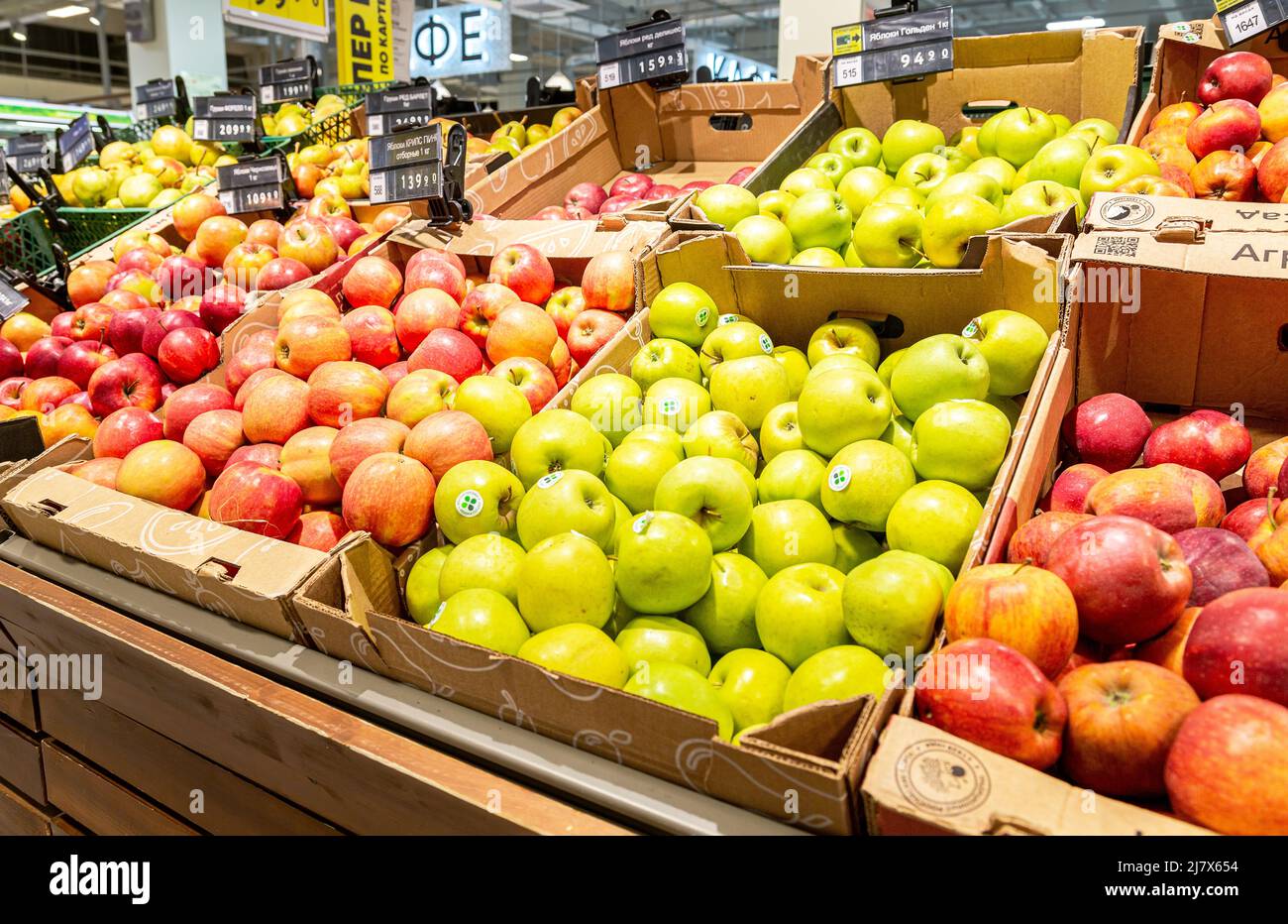 Samara, Russie - 7 mai 2022 : des pommes rouges et vertes mûres fraîches dans des boîtes en carton sont vendues à la superboutique de la chaîne Banque D'Images