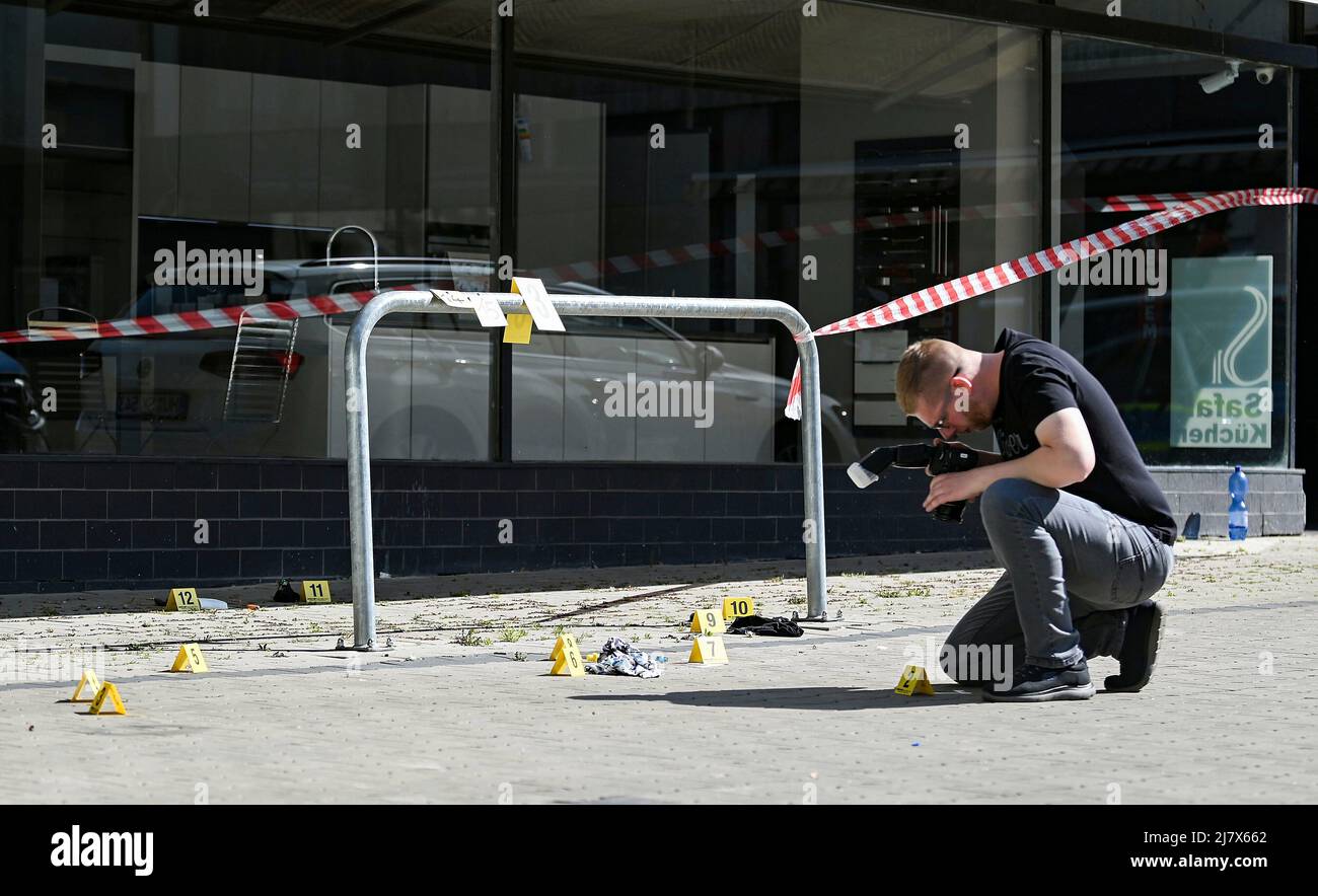 Hanau, Allemagne. 11th mai 2022. 11.05.2022, xpsx, local Hanau Blood Attack in Hanau 2 morts enfants laissés à droite police Forensics enfants enfant mort frère soeur drame meurtre police voiture criminelle police cordoned off romerstrasse route balcon crédit: dpa/Alay Live News Banque D'Images