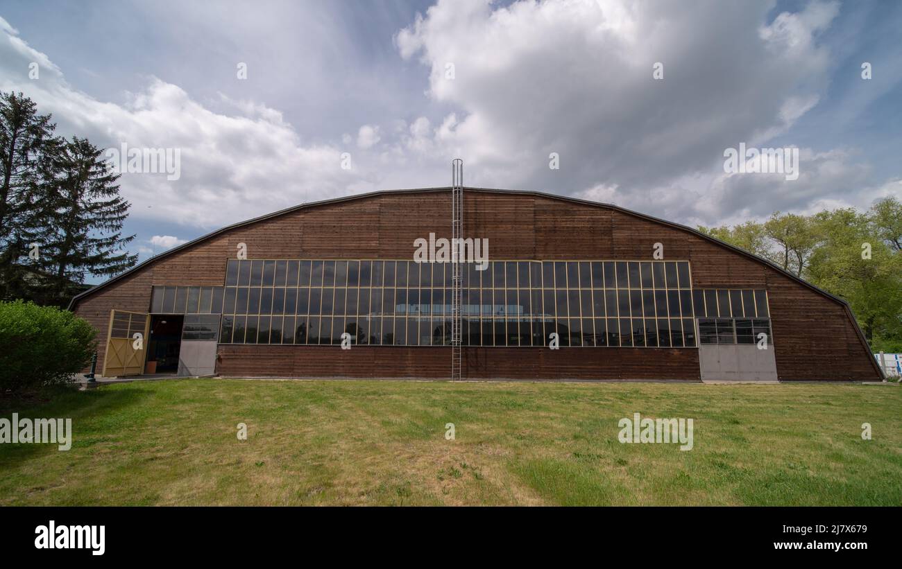 Hangar de 'stara Aerovka' ('Old Aero') à Prague - Letnany, actuellement utilisé comme partie d'un musée de l'aviation militaire. Banque D'Images
