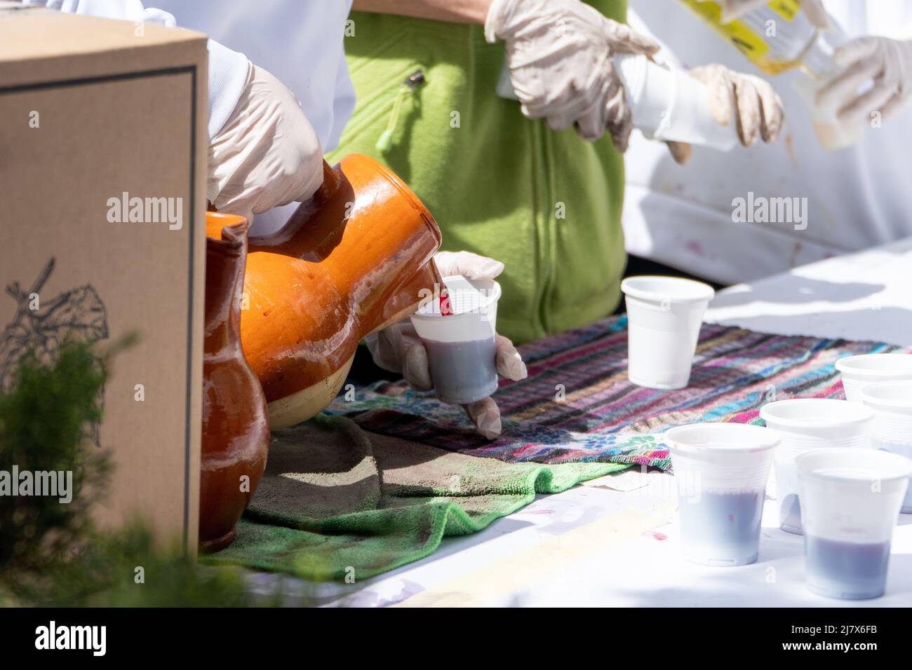 Serveurs servant du vin de rioja rouge au marché du festival de l'ail rôti à Arnedo Banque D'Images
