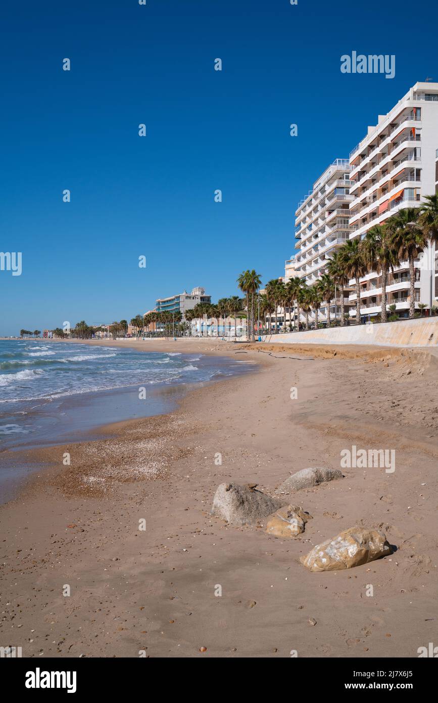 Villajoyosa Espagne plage et front de mer avec palmiers sable et appartements Costa Blanca Alicante Banque D'Images