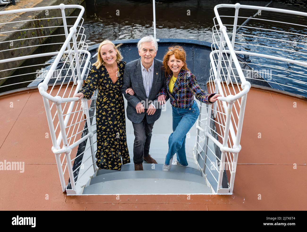 Leith, Édimbourg, Écosse, Royaume-Uni, 11 mai 2022. Tout va de la photographie musicale : les membres de la troupe de la comédie musicale Cole porter tout va visiter Ocean Mist, un hôtel flottant bateau-tique de 17 chambres récemment restauré sur la rive. Photo (de gauche à droite) : Kelly Ellis, Denis Lawson et Bonnie Langford. Banque D'Images