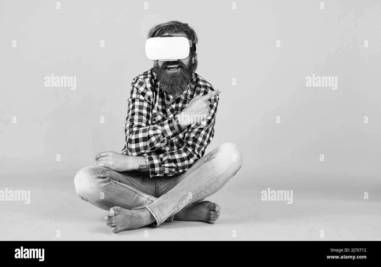 Réalité différente. Homme avec des lunettes de réalité virtuelle.Concept technologique futur.Concept de réalité visuelle. Un gars qui s'est fait l'expérience de l'utilisation du micro-casque VR Banque D'Images