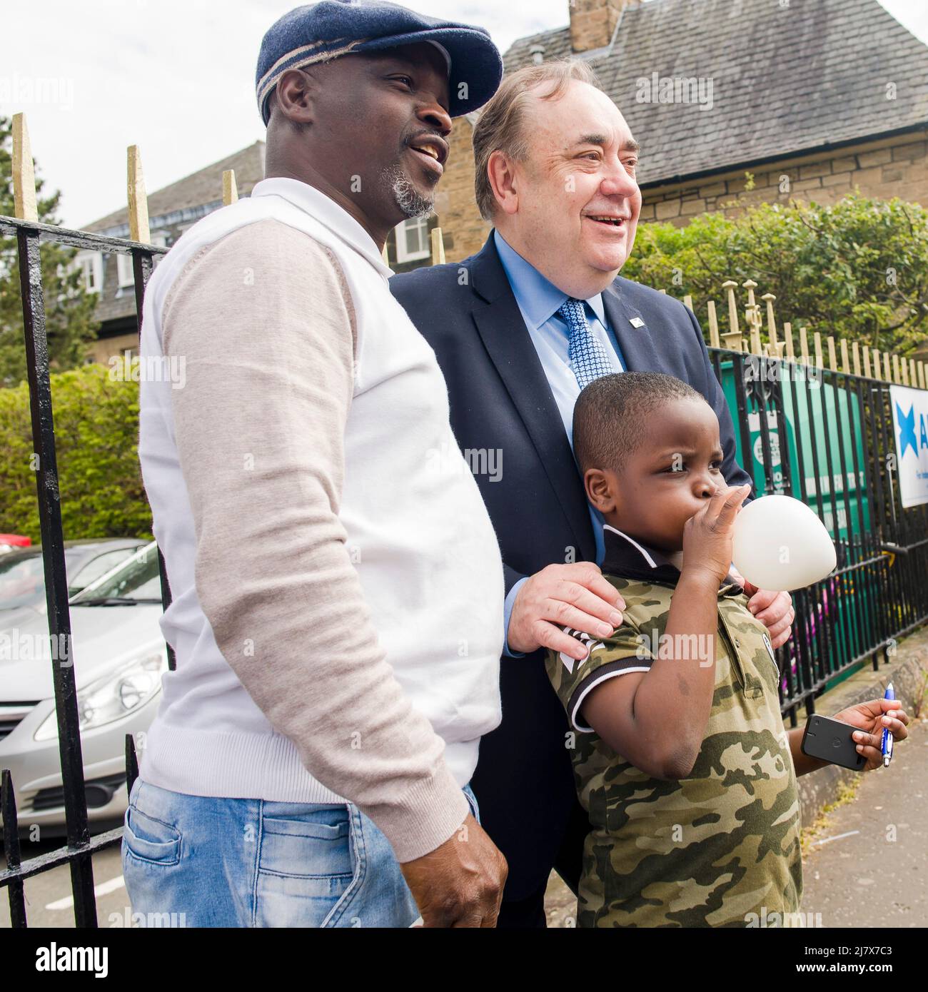 Alex Salmond, chef du parti d'Alaba, et Abu Meron, candidat de Liberton/Gilmerton, rencontrent des membres de la congrégation de l'Académie d'Iqra dans le cadre de leur tournée du livre Wee Alba couvrant Glasgow et Édimbourg . Crédit: Euan Cherry Banque D'Images