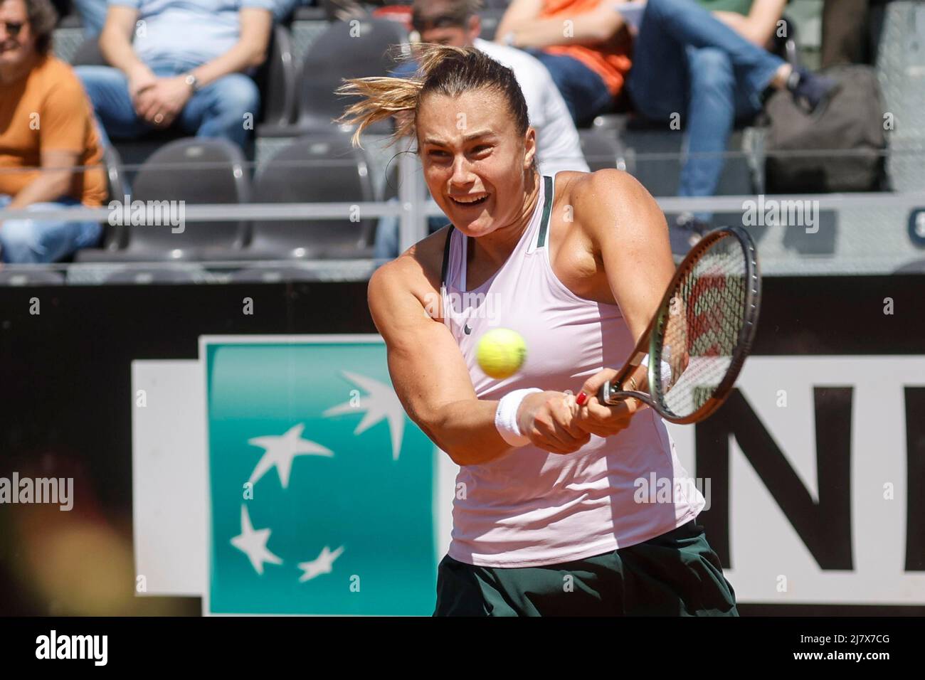 11 mai 2022, ROME, ITALIE: Aryna Sabalenka, de Russie, en action contre  Shuai Zhang, de Chine, lors du deuxième tour de leur femme au tournoi de  tennis italien Open de Rome, Italie,