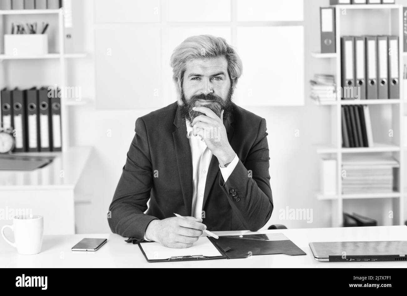 Prendre des décisions commerciales.Solutions d'entreprise.Homme barbu patron.Responsable de la résolution des problèmes de l'entreprise.Tâche intellectuelle.Analyses financières.Relevage Banque D'Images