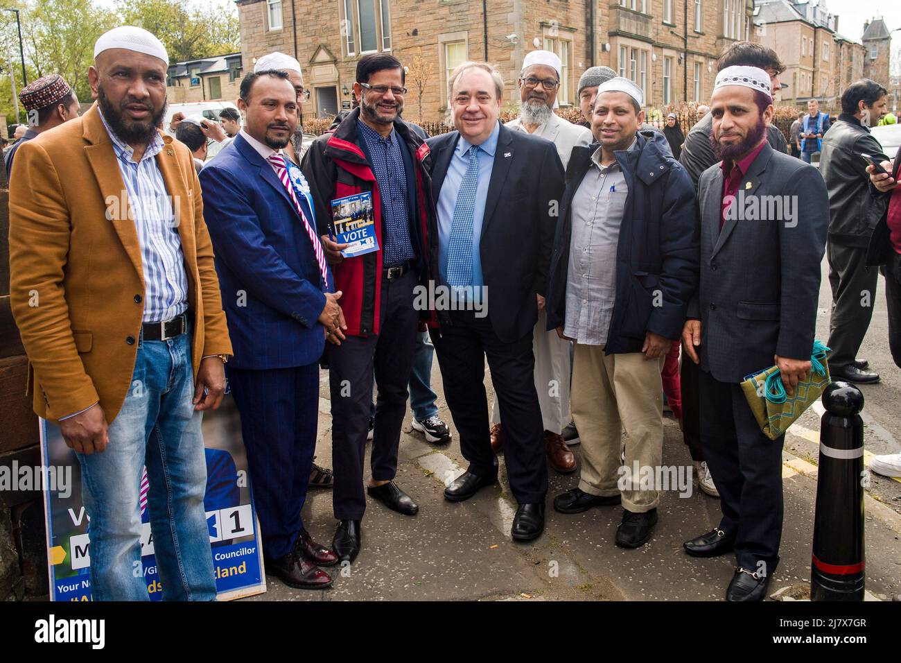 Alex Salmond, chef du parti d'Alaba, et Abu Meron, candidat de Liberton/Gilmerton, rencontrent des membres de la congrégation de l'Académie d'Iqra dans le cadre de leur tournée du livre Wee Alba couvrant Glasgow et Édimbourg . Crédit: Euan Cherry Banque D'Images