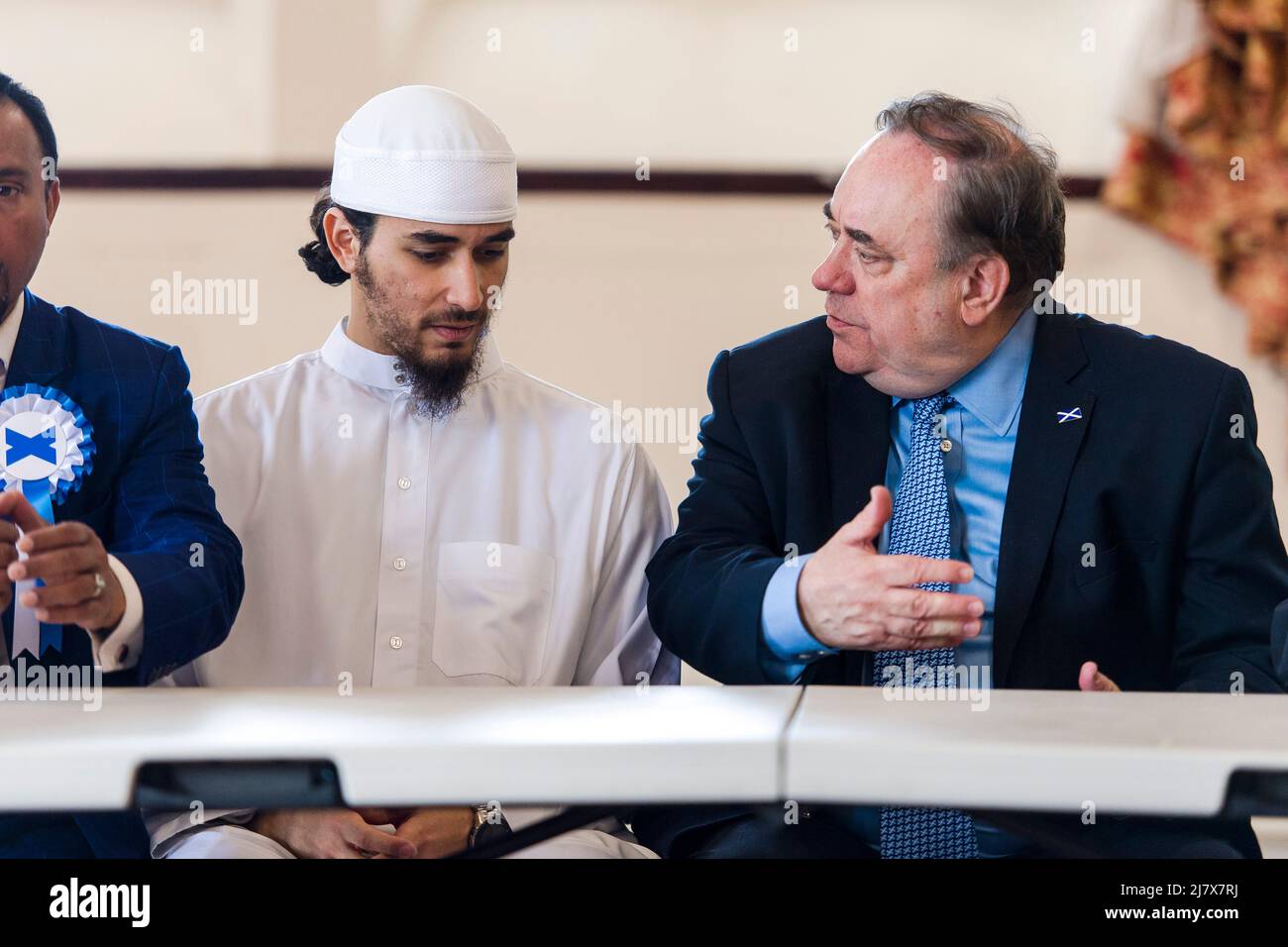 Alex Salmond, chef du parti d'Alaba, et Abu Meron, candidat de Liberton/Gilmerton, rencontrent des membres de la congrégation de l'Académie d'Iqra dans le cadre de leur tournée du livre Wee Alba couvrant Glasgow et Édimbourg . Crédit: Euan Cherry Banque D'Images