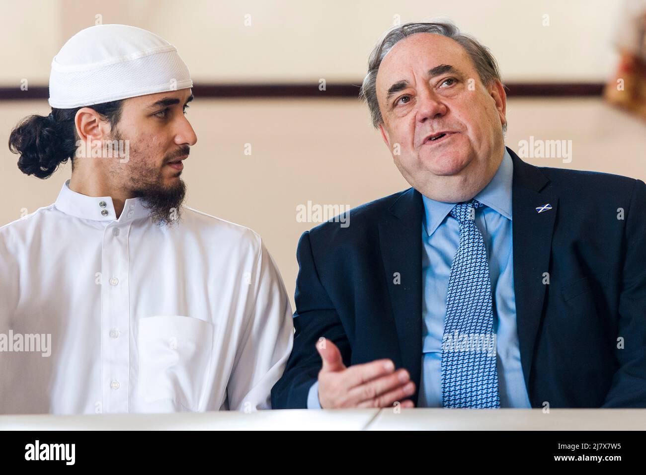 Alex Salmond, chef du parti d'Alaba, et Abu Meron, candidat de Liberton/Gilmerton, rencontrent des membres de la congrégation de l'Académie d'Iqra dans le cadre de leur tournée du livre Wee Alba couvrant Glasgow et Édimbourg . Crédit: Euan Cherry Banque D'Images