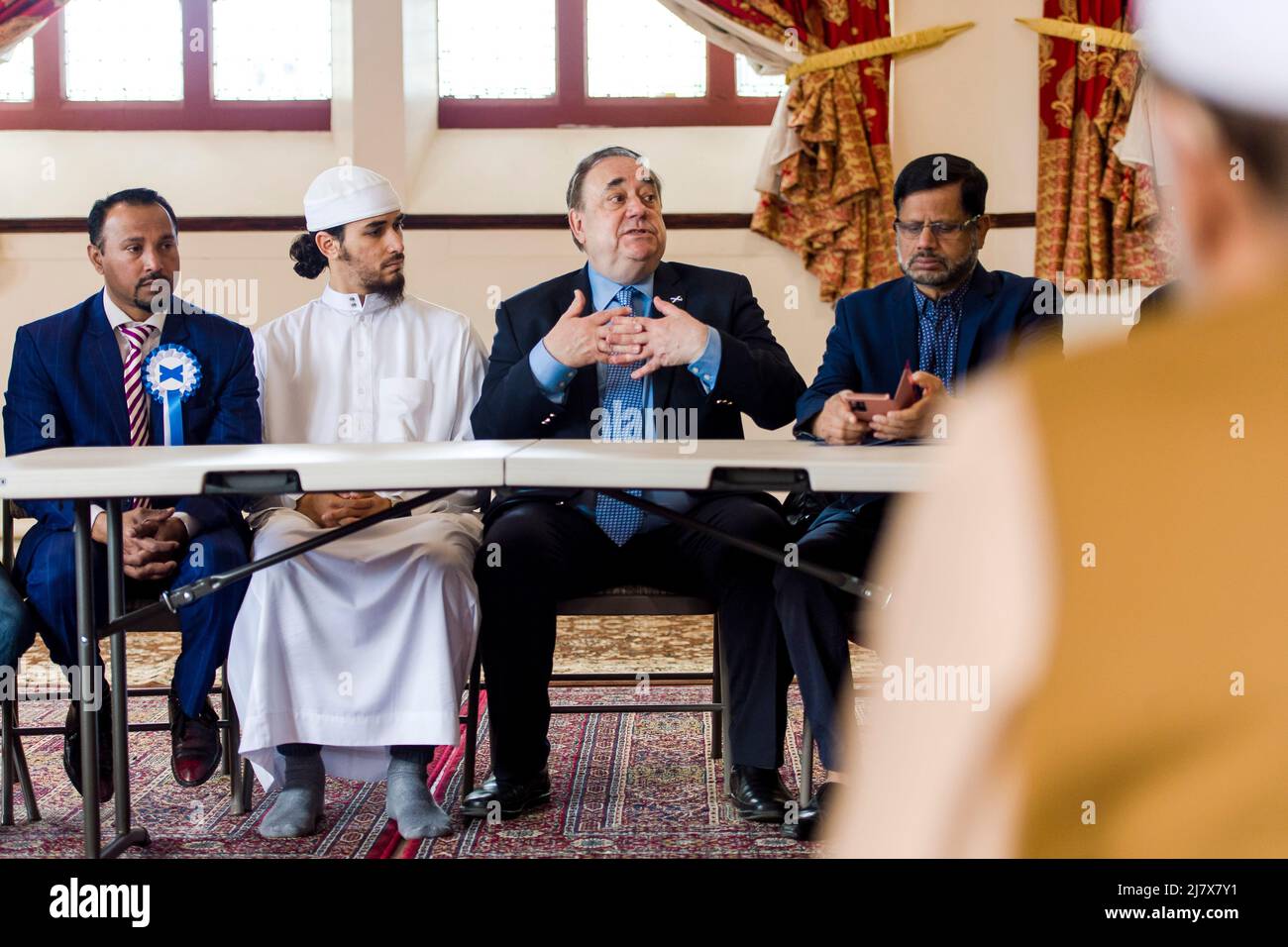 Alex Salmond, chef du parti d'Alaba, et Abu Meron, candidat de Liberton/Gilmerton, rencontrent des membres de la congrégation de l'Académie d'Iqra dans le cadre de leur tournée du livre Wee Alba couvrant Glasgow et Édimbourg . Crédit: Euan Cherry Banque D'Images