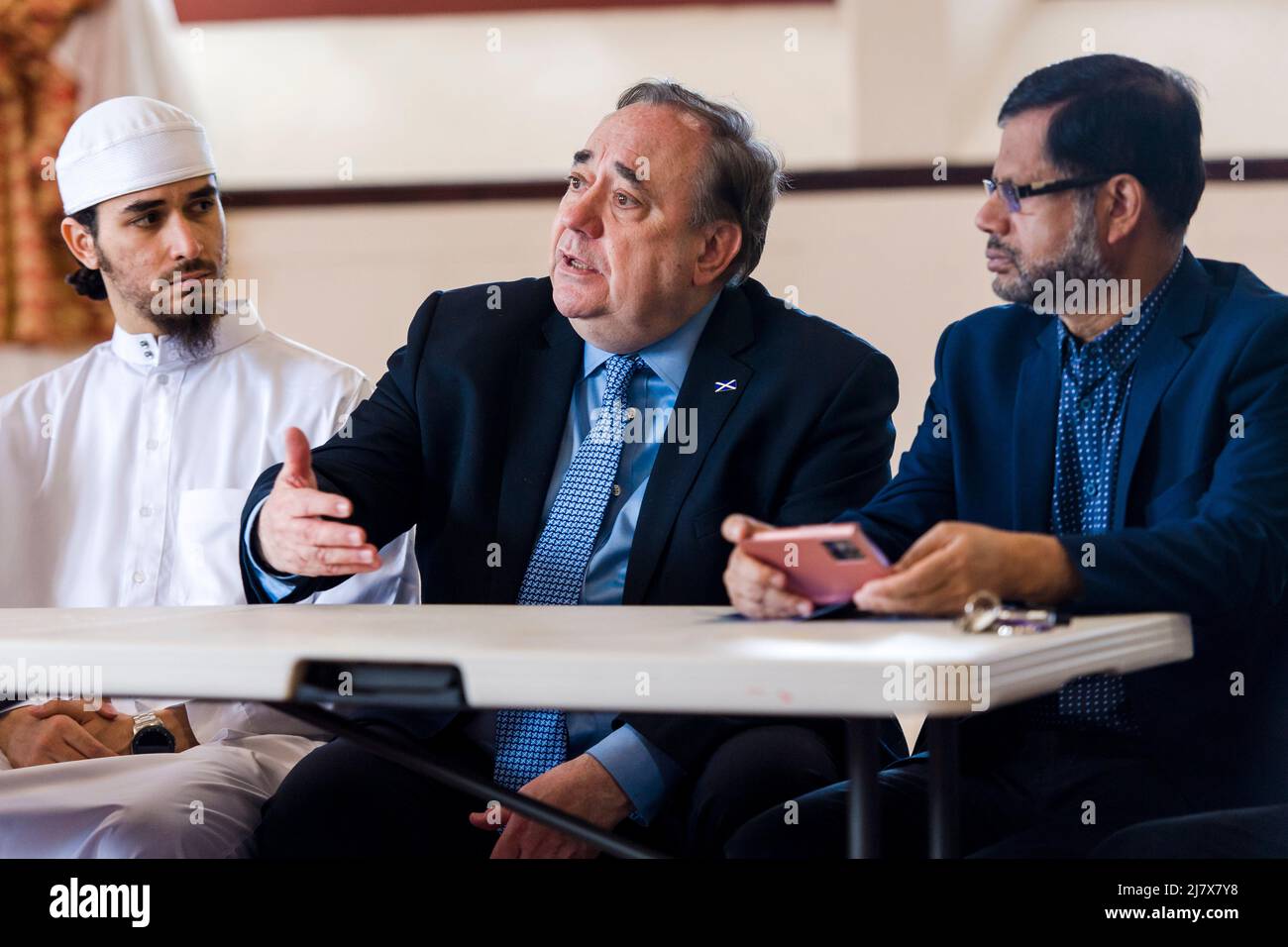 Alex Salmond, chef du parti d'Alaba, et Abu Meron, candidat de Liberton/Gilmerton, rencontrent des membres de la congrégation de l'Académie d'Iqra dans le cadre de leur tournée du livre Wee Alba couvrant Glasgow et Édimbourg . Crédit: Euan Cherry Banque D'Images