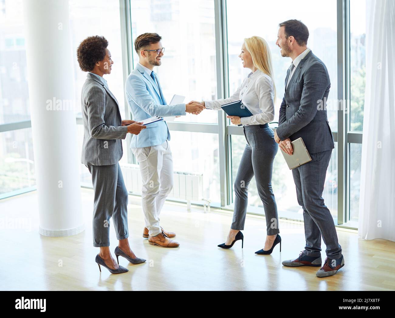 homme d'affaires femme bureau poignée de main accord de réunion poignée de main accord de partenariat immobilier contrat Banque D'Images
