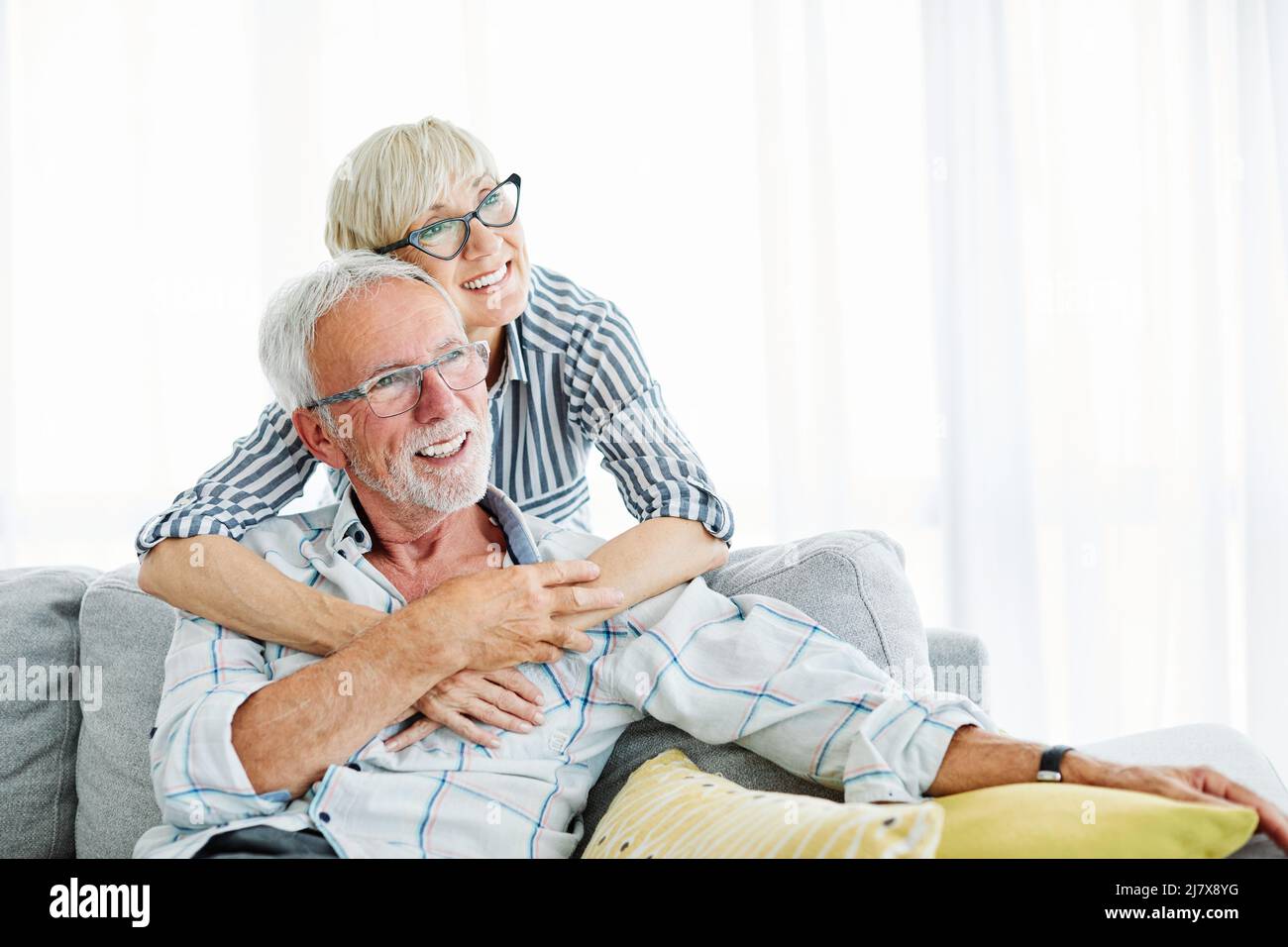 couple senior amour ensemble heureux hug maison famille vieux homme femme retraite souriant Banque D'Images