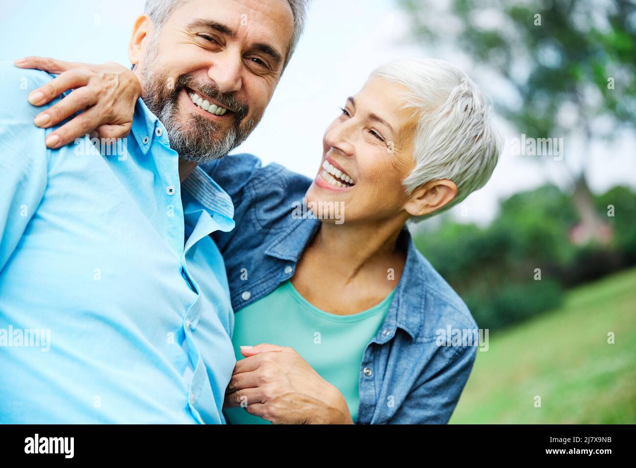 couple senior heureux vieux amour ensemble retraite style de vie souriant homme femme mature plaisir Banque D'Images