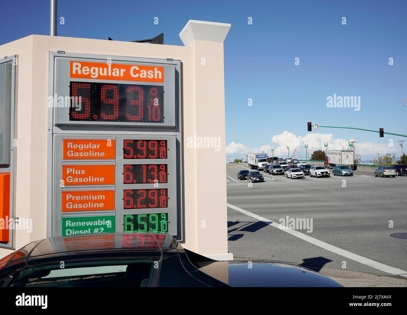 220511) -- MILLBRAE, 11 mai 2022 (Xinhua) -- les prix de l'essence et du  diesel sont affichés dans une station-service de Millbrae, Californie,  États-Unis, le 10 mai 2022. Les prix moyens nationaux