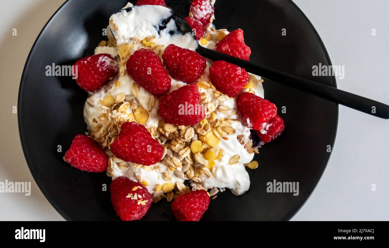 Framboises, avoine coupée en acier et yogourt grec Banque D'Images