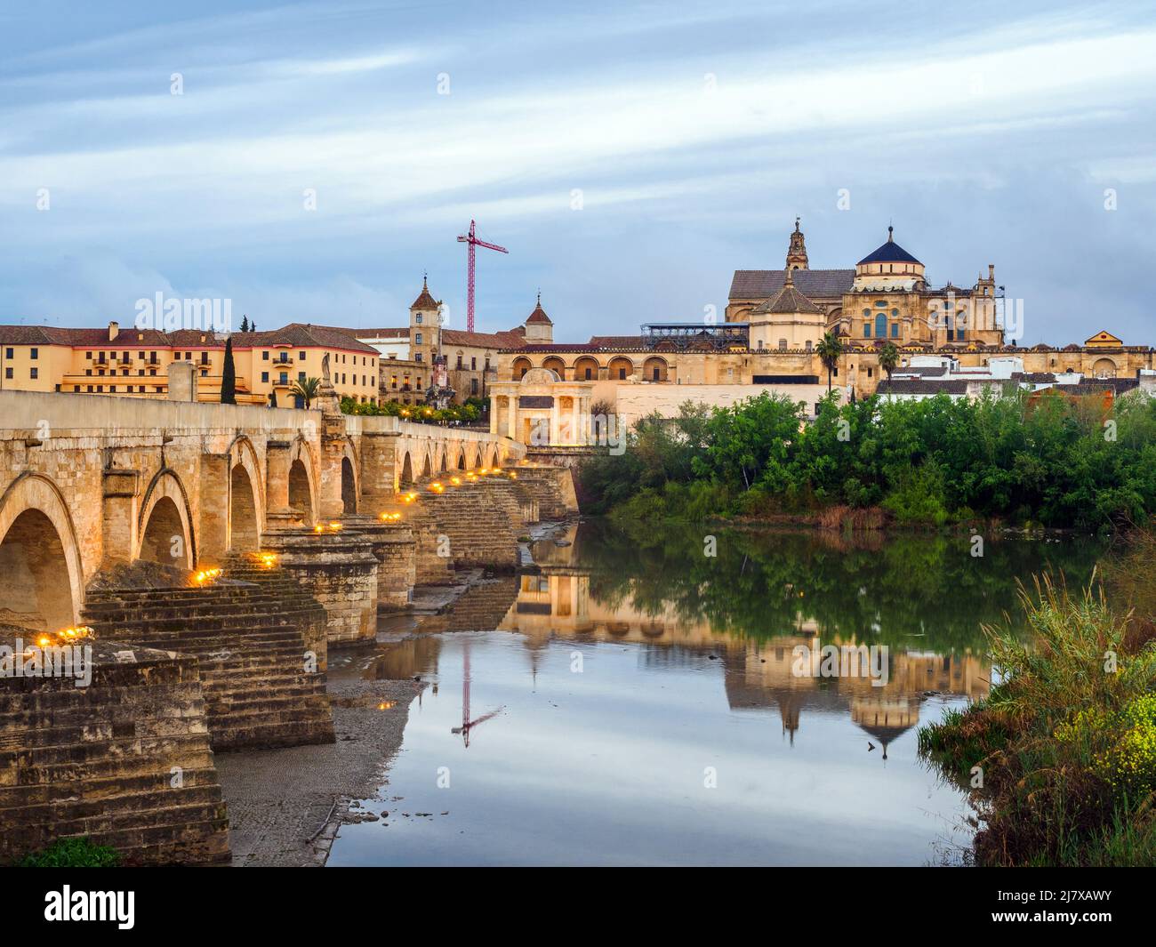Pont romain sur le fleuve Guadalquivir et la Grande Mosquée (cathédrale de Mezquita) - Cordoue, Espagne Banque D'Images