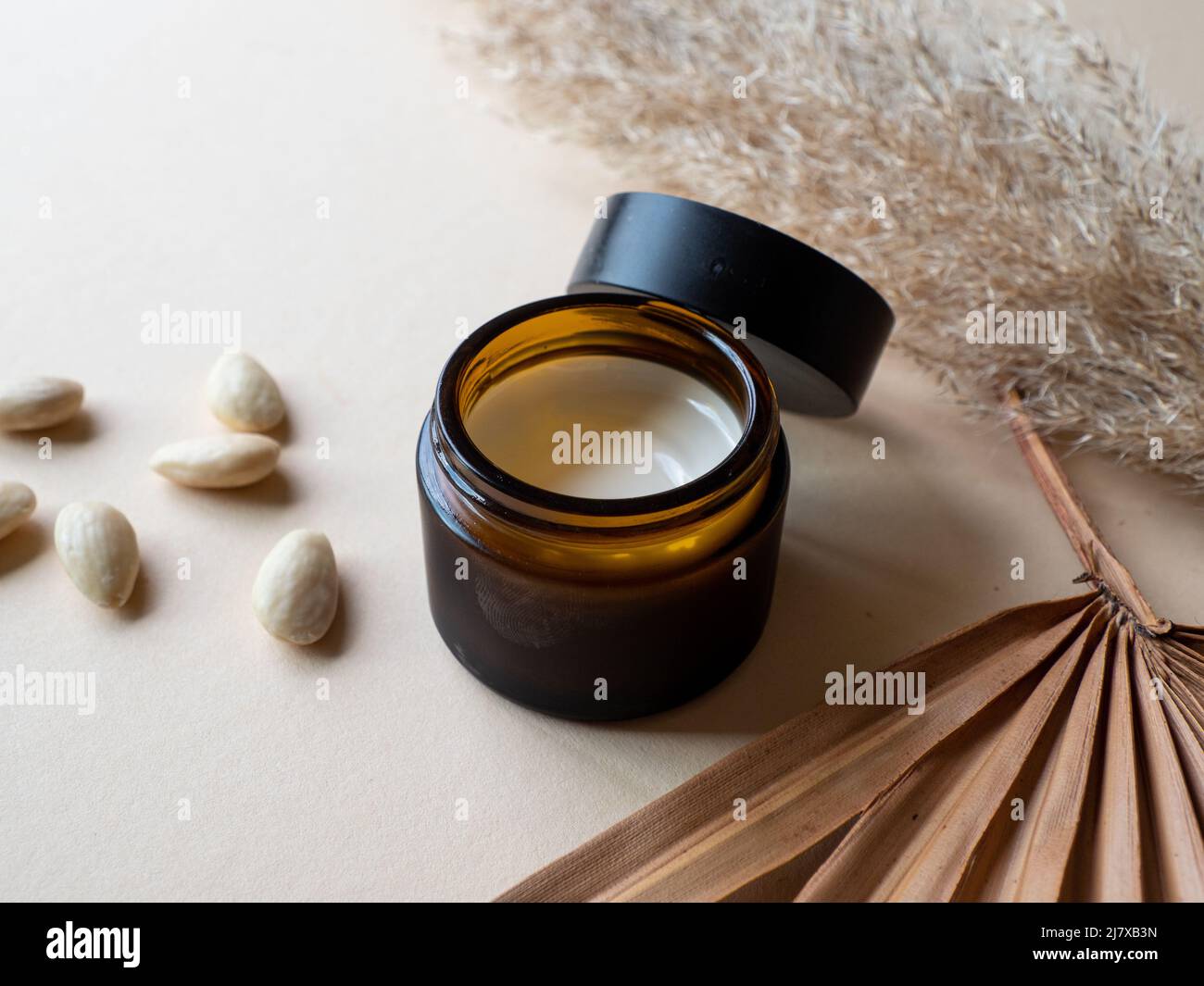 Bricolage maison durable cosmétiques naturels soin de la peau crème visage avec huile d'amande Banque D'Images