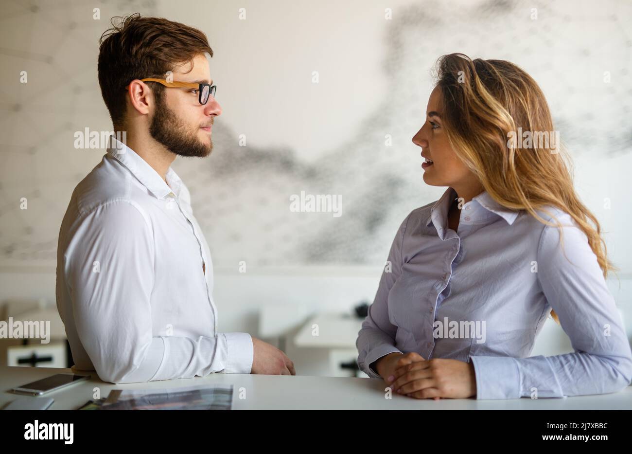 Jeune couple ayant de sérieux problèmes de communication de relations. Banque D'Images