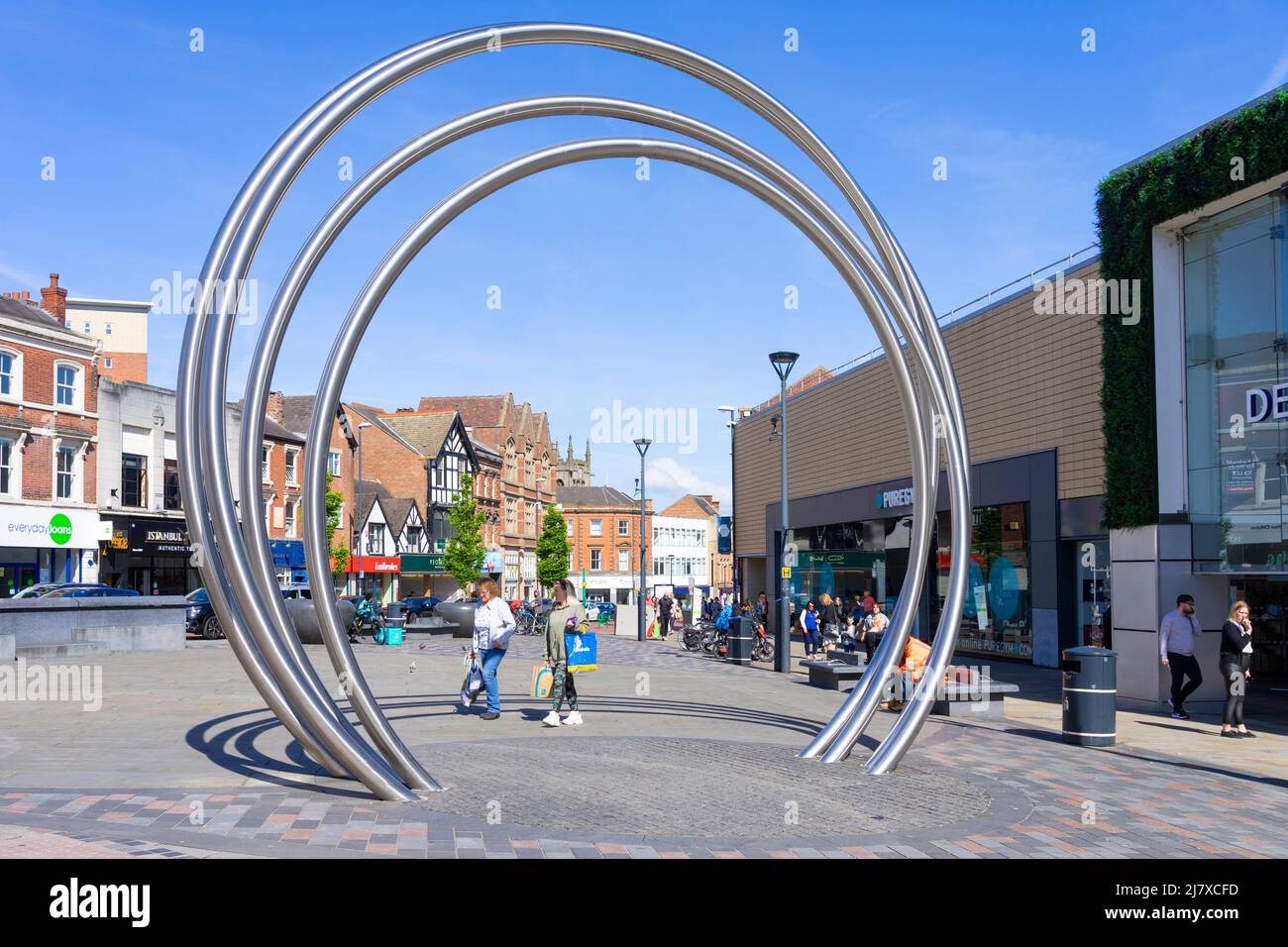 Derby les anneaux de Derby sur la place ou le Derby Slinky métal Hoop sculpture St Peter's Street Derby centre ville Derbyshire Angleterre GB Banque D'Images
