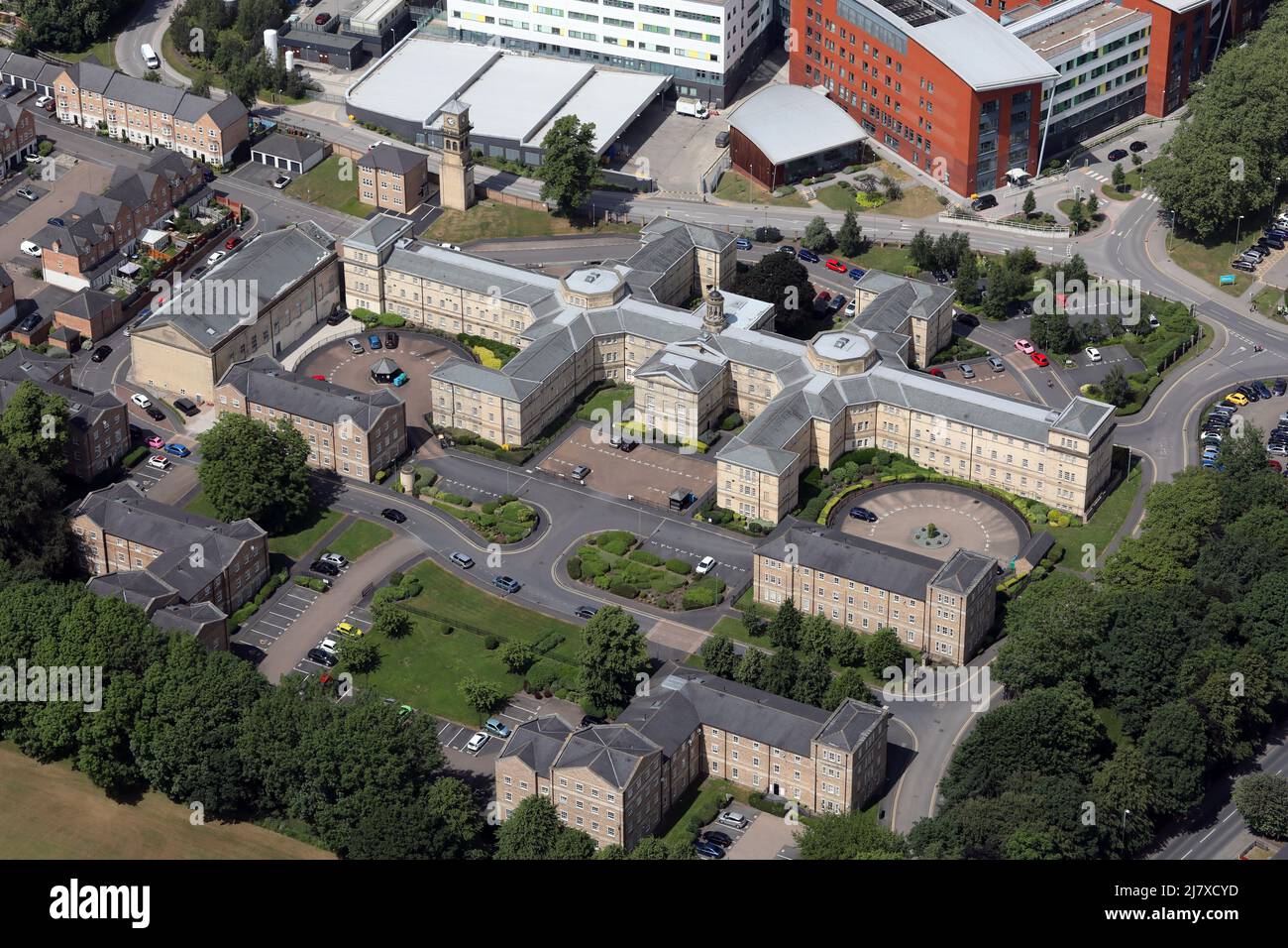 Vue aérienne de Parklands Manor et d'autres bâtiments à côté de l'hôpital Pinderfield, Wakefield, West Yorkshire Banque D'Images