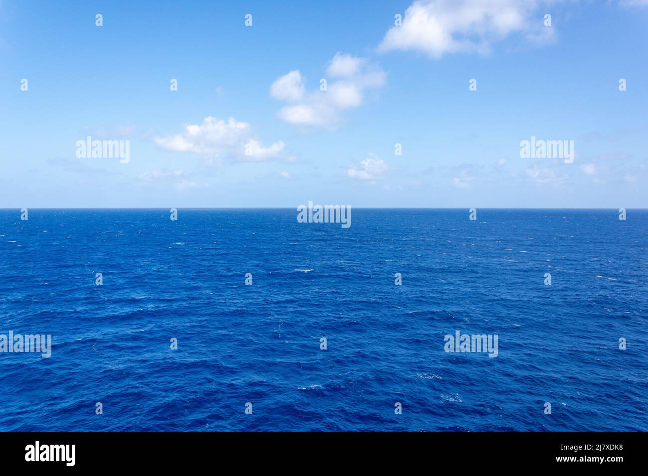 Vue sur la mer et l'horizon depuis le pont du bateau de croisière Marella Explorer II, Mer des Caraïbes, grandes Antilles, Caraïbes Banque D'Images