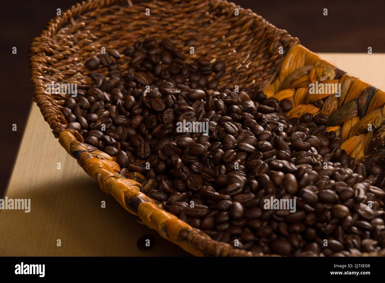 un panier rempli de grains de café fraîchement torréfiés Banque D'Images