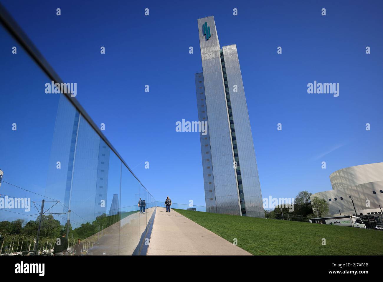 Düsseldorf, Allemagne. 11th mai 2022. Une femme marche le long du "ý-Bogen" sous un ciel bleu. Credit: Oliver Berg/dpa/Alay Live News Banque D'Images