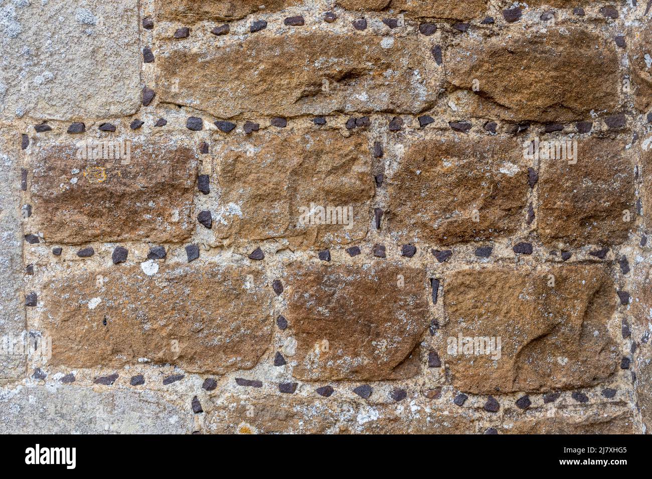 Mur montrant le galement (également appelé garretage ou greneting), une technique architecturale où de petits morceaux de pierre sont poussés dans le mortier humide, Royaume-Uni Banque D'Images