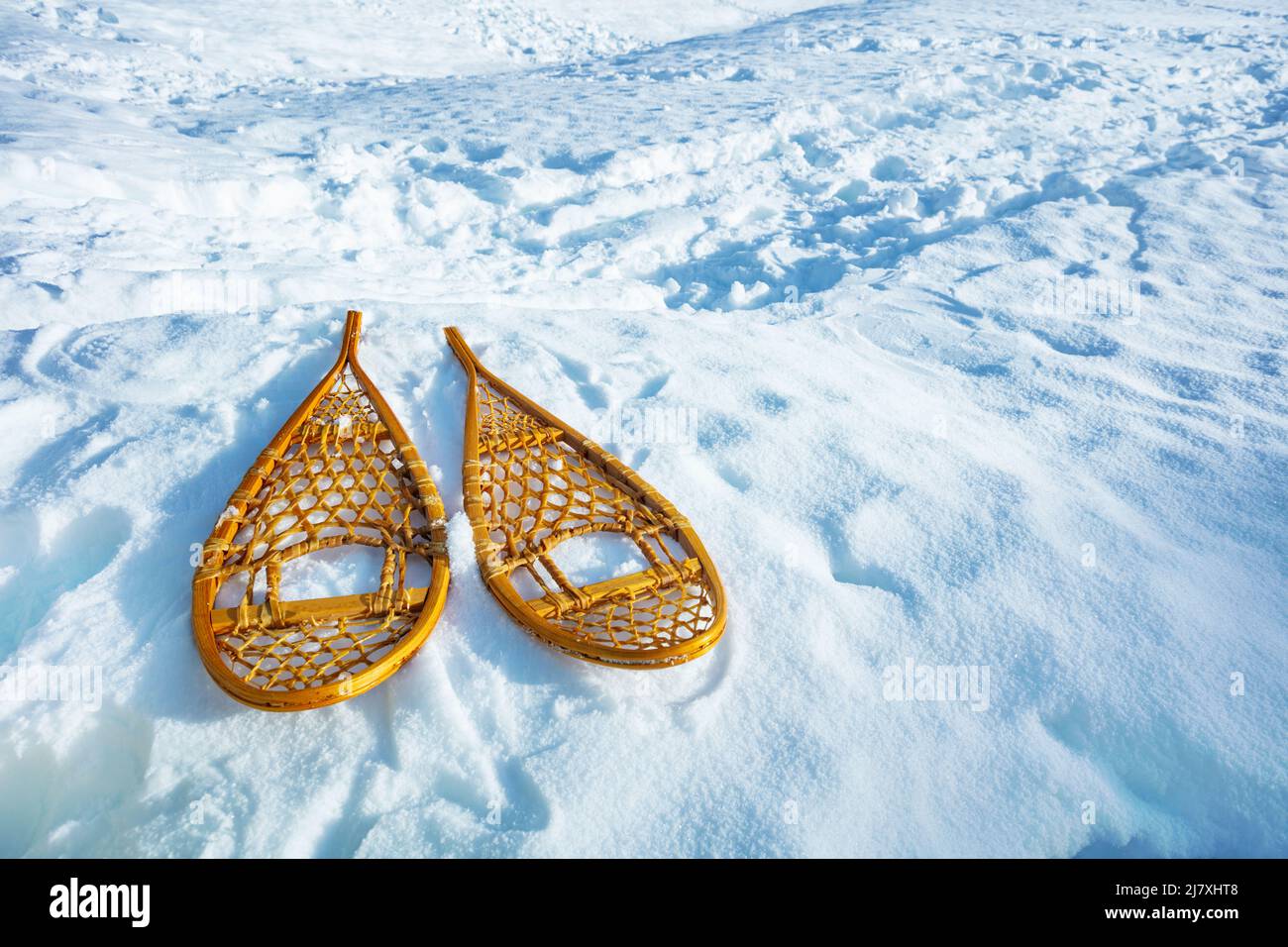 Une paire de raquettes en bois d'en haut se pose dans la neige Banque D'Images