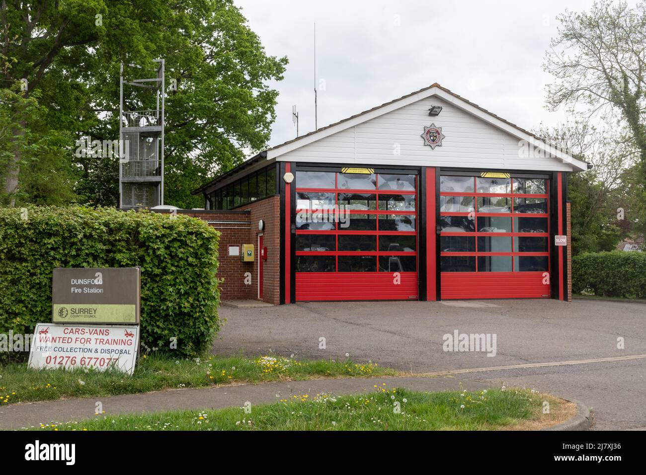 Caserne de pompiers de Dunsfold, village de Dunsfold, Surrey, Angleterre, Royaume-Uni Banque D'Images