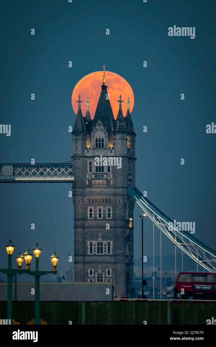 Une grande lune rouge s'élève derrière le Tower Bridge de Londres Banque D'Images
