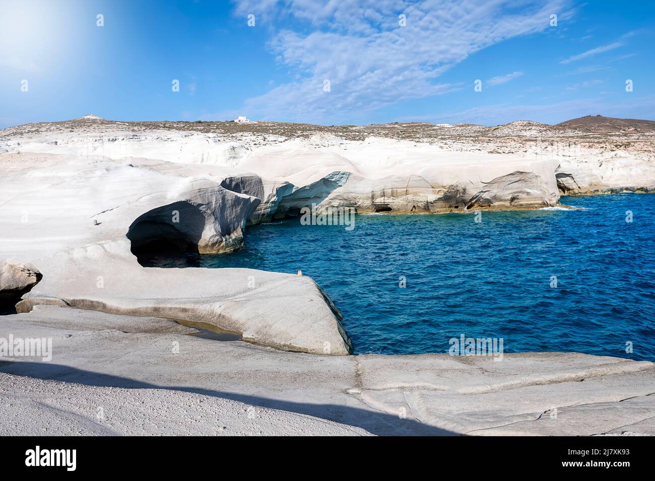 Vue sur les formations rocheuses lunaires de la célèbre plage de Sarakiniko, île de Milos Banque D'Images