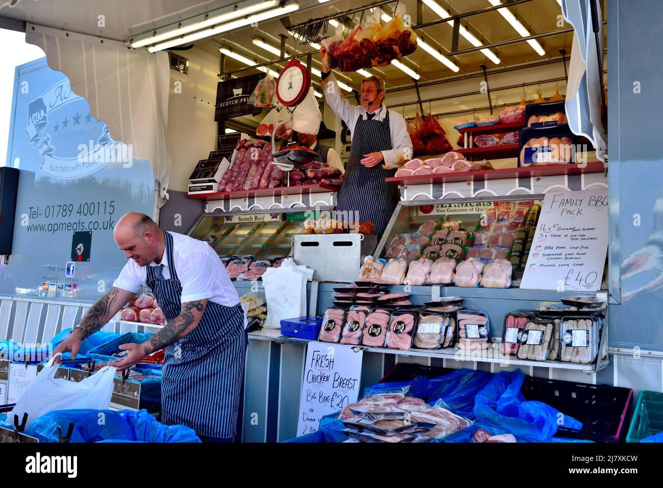 Boucher mobile dans le commerce de van au marché du dimanche de Bristol montrant des coupes de viande fraîche, Royaume-Uni Banque D'Images
