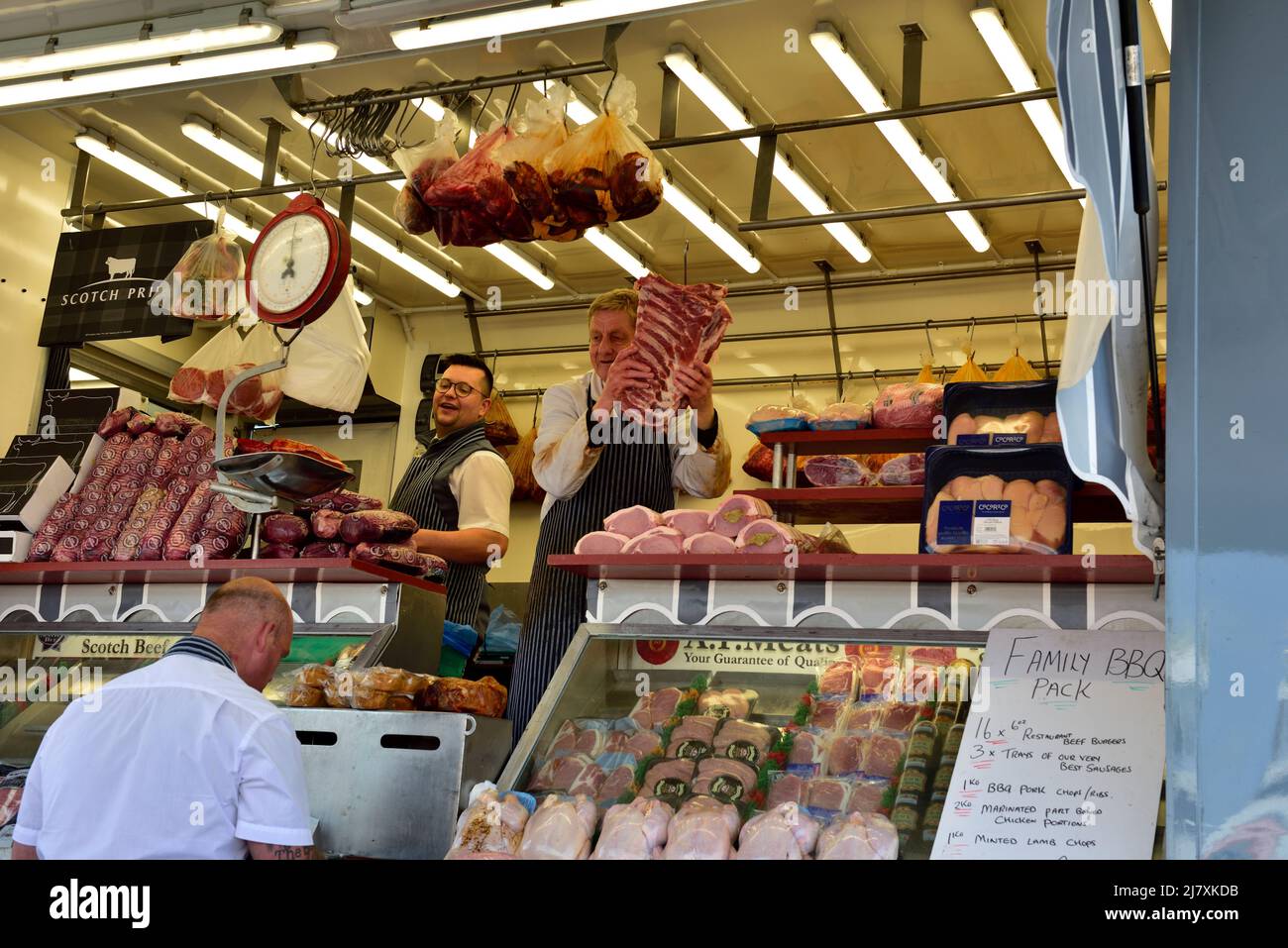 Boucher mobile dans le commerce de van au marché du dimanche de Bristol montrant des coupes de viande fraîche, Royaume-Uni Banque D'Images