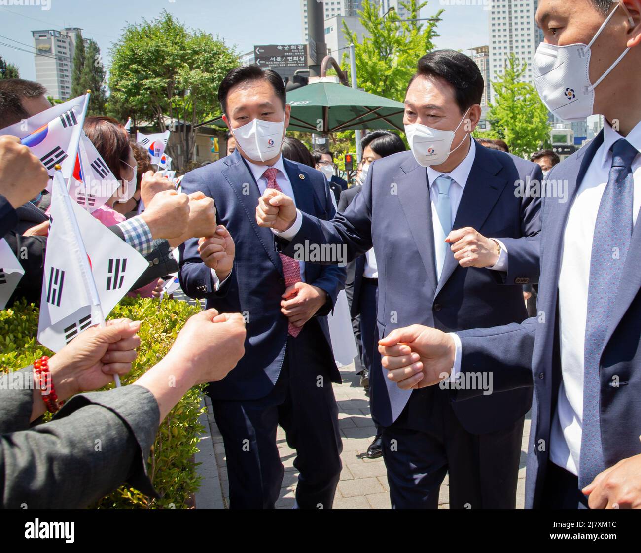 10 mai 2022 - Séoul, Corée du Sud : après la cérémonie d'inauguration du président 20th, le président Yoon Seok-yeol et la première dame Kim Gun-hee accueillent les résidents près du bureau présidentiel de Yongsan, Séoul, le 10 mai 2022. Yoon a pris ses fonctions mardi en tant que huitième président élu de la Corée du Sud depuis 1987, confronté à des défis redoutables, allant d'une économie ravagée par les Covid à l'augmentation des essais d'armes par la Corée du Nord. (Photo de: Yong-ho Lee /Pool/Sipa USA) Banque D'Images