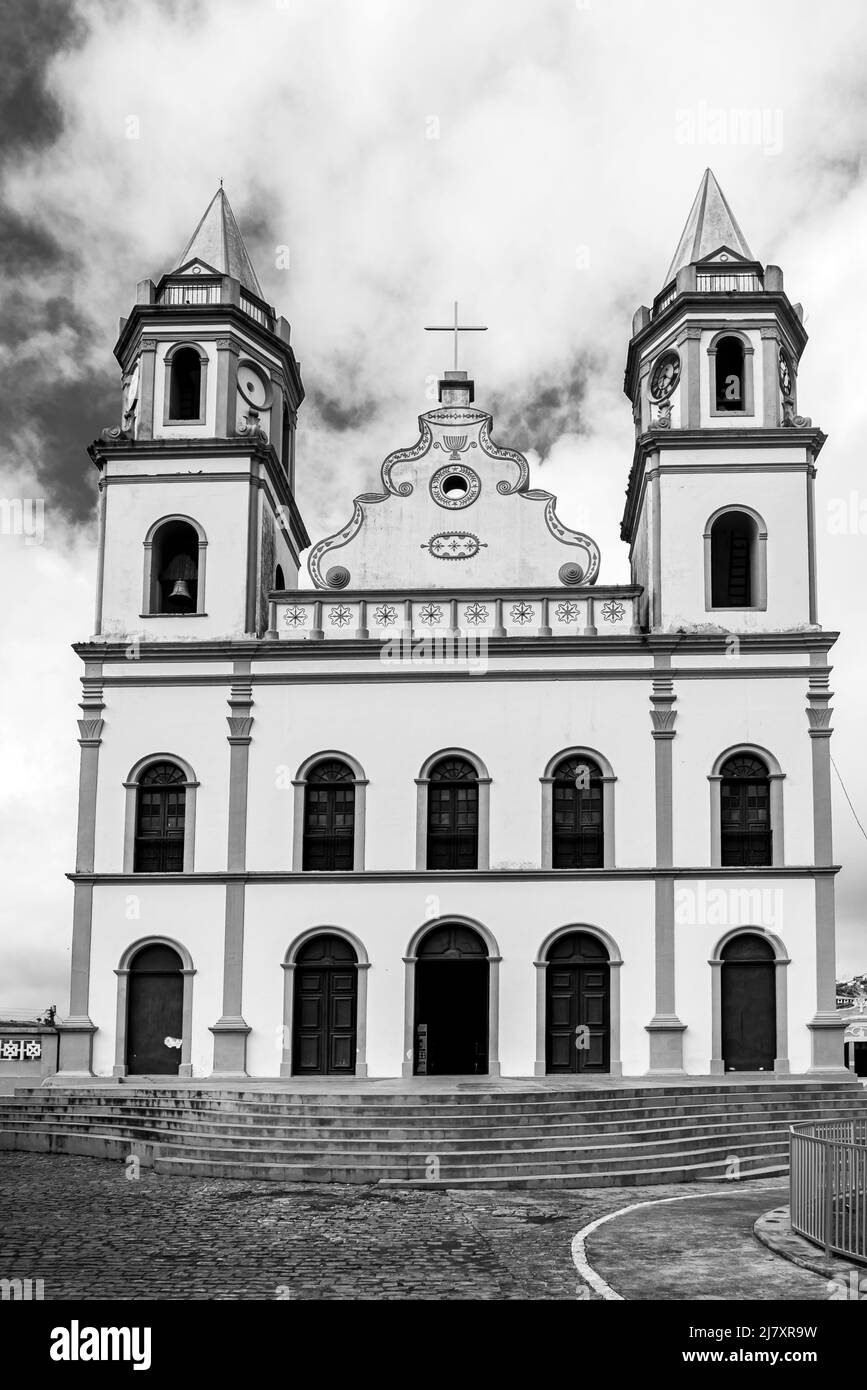Photo en noir et blanc de la façade de l'église catholique coloniale dans la campagne du Brésil Banque D'Images