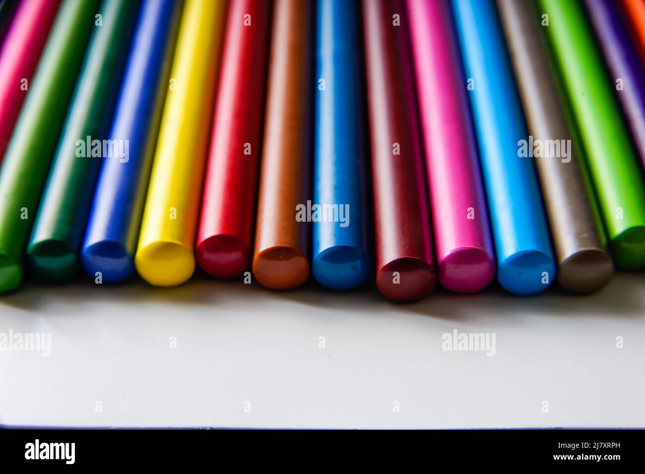 crayons de couleur avec fond blanc Banque D'Images