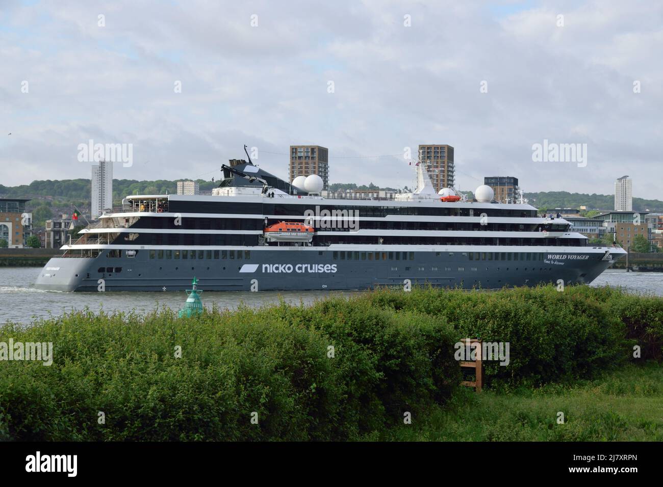 En payant sa première visite à Londres, le nouveau navire Nicko Cruises World Voyager est un premier appel à la Tamise à Londres Banque D'Images