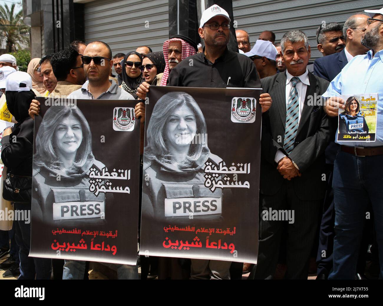 Gaza, bande de Gaza, Palestine. 10th mai 2022. Gaza, Palestine. 11 mai 2022. Le Syndicat des journalistes palestiniens tient une manifestation pour le journaliste tué Shirin Abu Aqleh, 51 ans, devant le quartier général de la chaîne satellitaire d'al-Jazeera, dans la ville de Gaza. Le journaliste Shirin Abu Aqleh, correspondant d'Al-Jazeera, a été abattu à la tête par les troupes israéliennes tout en couvrant un raid israélien dans le camp de réfugiés de Djénine en Cisjordanie. Shireen (Credit image: © Ahmad Haaballah/IMAGESLIVE via ZUMA Press Wire) Banque D'Images