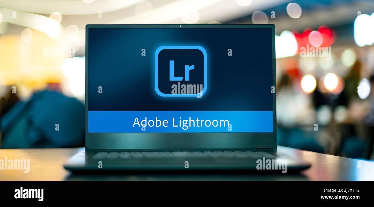 POZNAN, POL - JAN 16, 2022: Ordinateur portable affichant le logo d'Adobe Lightroom, une famille d'organisation d'images et de logiciels de manipulation d'image développer Banque D'Images