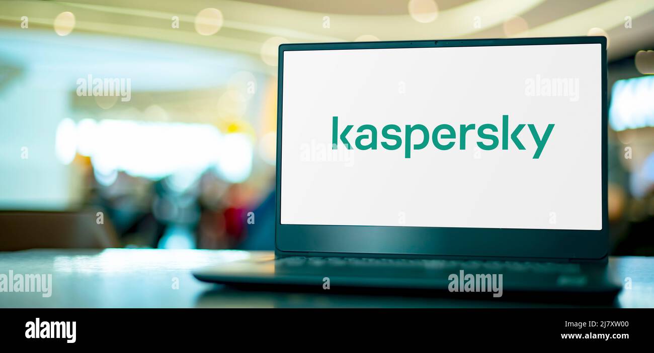 POZNAN, POL - APR 7, 2022 : ordinateur portable affichant le logo de Kaspersky Lab, un fournisseur multinational de cybersécurité et d'anti-virus dont le siège est à Mo Banque D'Images