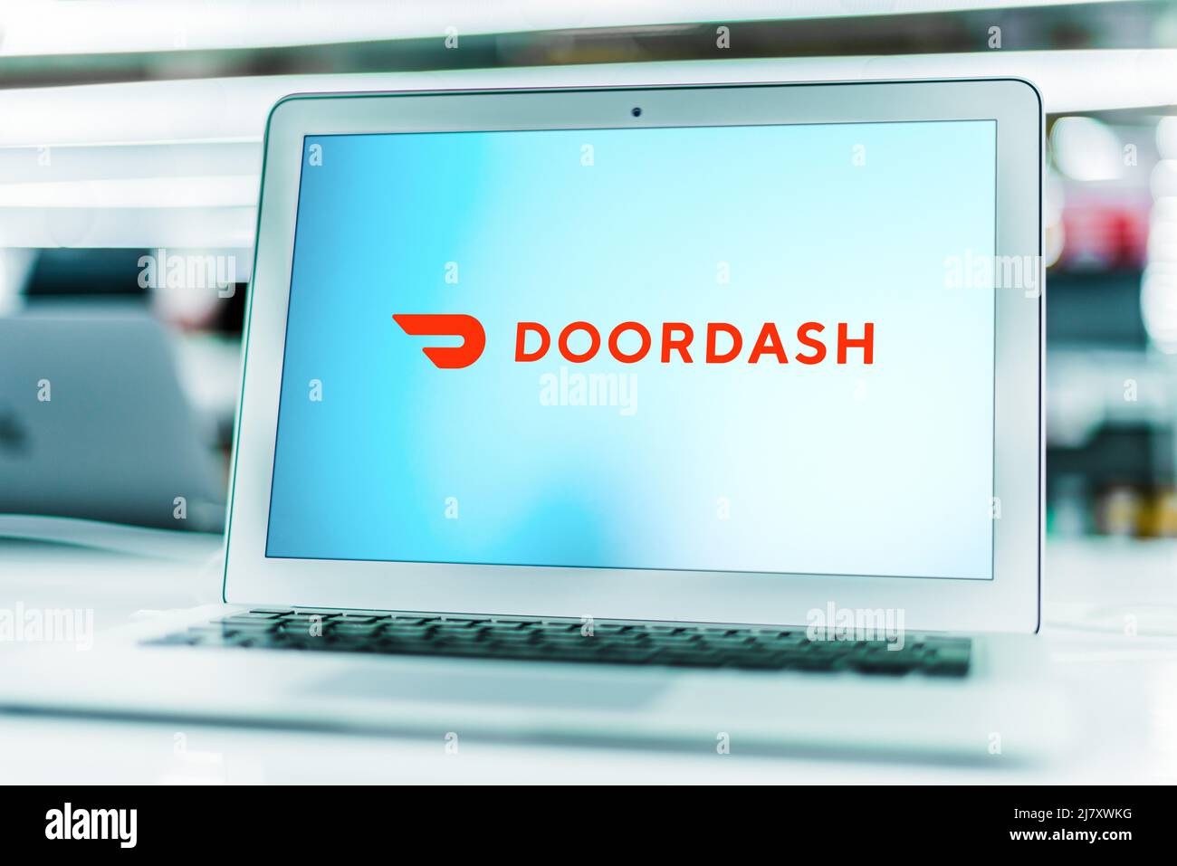 POZNAN, POL - OCT 22, 2021: Ordinateur portable affichant le logo de Doordash, Inc., une plate-forme de commande et de livraison de nourriture en ligne, basée à San Franc Banque D'Images