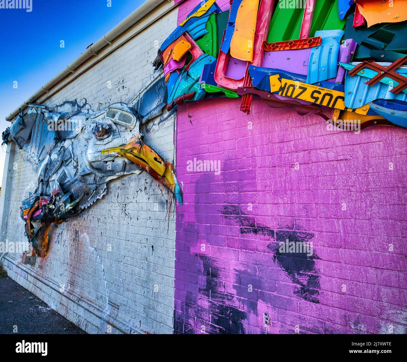 Sculpture en plastique recyclé d'un mouette par l'artiste public Artur Bordalo (Bordalo II) sur le côté du Big Beach Cafe appartenant à Fat Boy Slim Banque D'Images