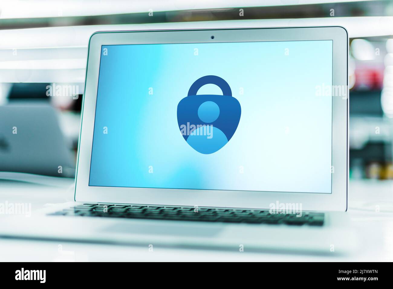 POZNAN, POL - 20 NOVEMBRE 2021 : ordinateur portable affichant le logo de Microsoft Authenticator, une application multifactorielle pour les appareils mobiles qui génère des codes basés sur le temps Banque D'Images