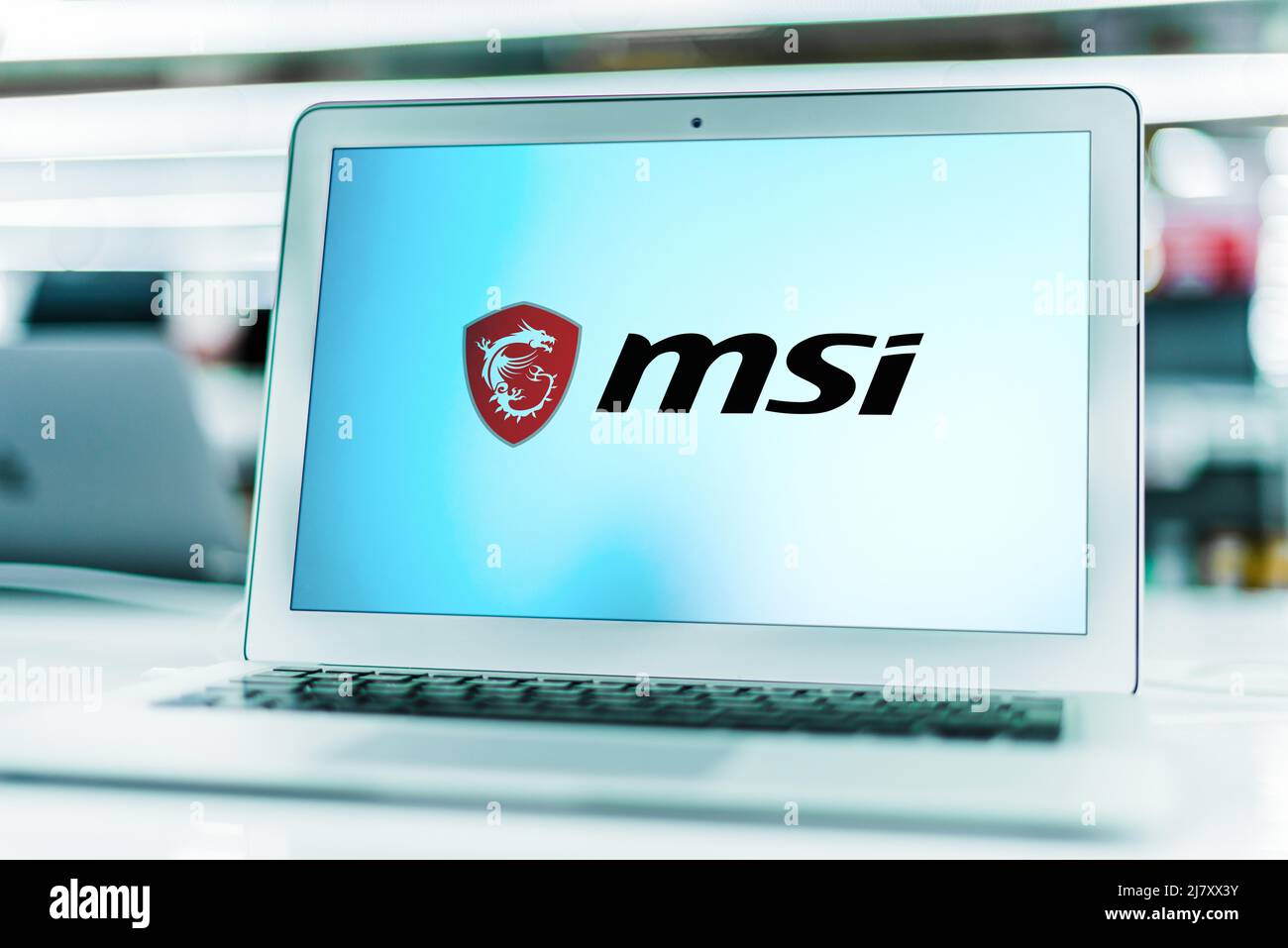 POZNAN, POL - 05 FÉVRIER 2022 : ordinateur portable affichant le logo de micro-Star International, une société multinationale taïwanaise de technologie de l'information Banque D'Images