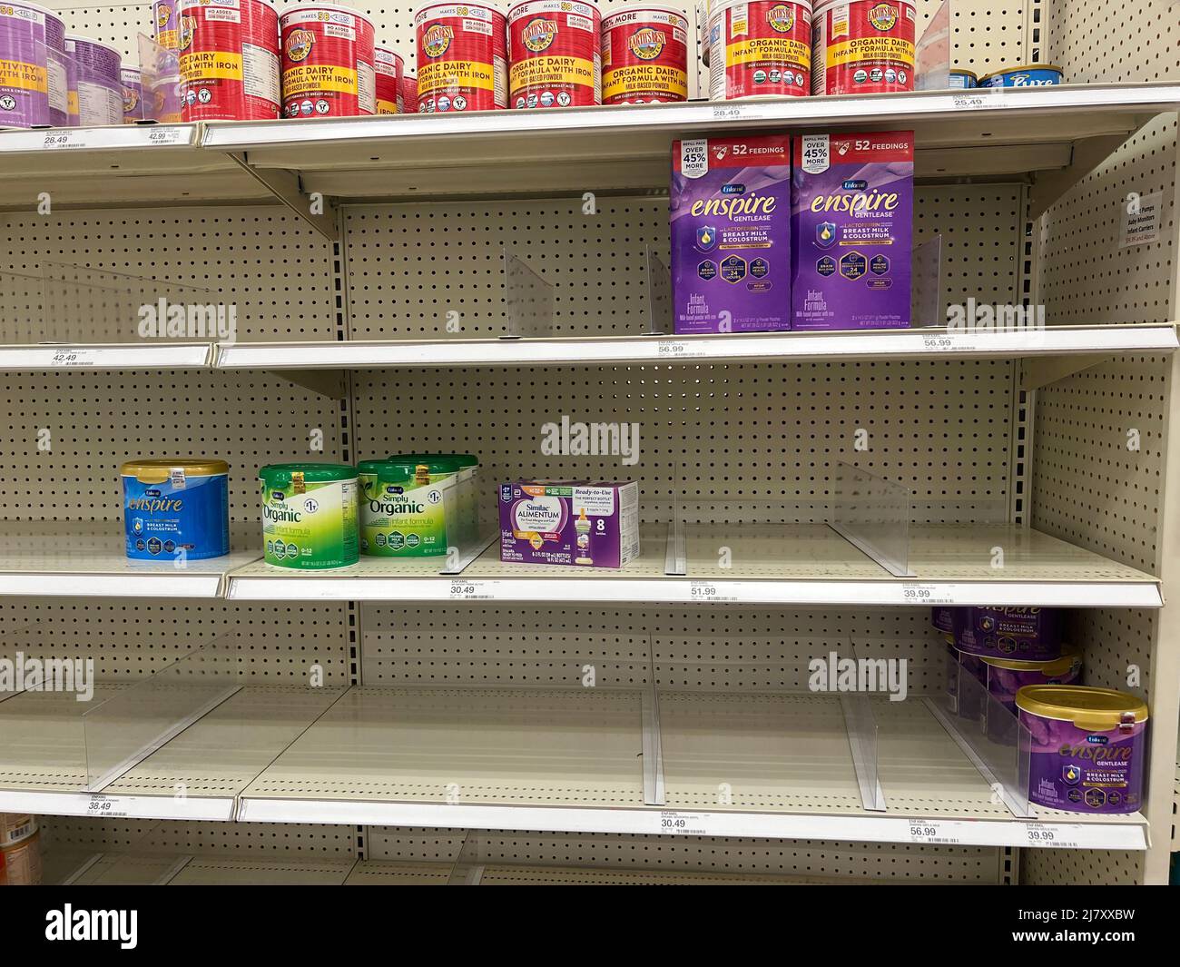 Les tablettes vides d'un magasin Target montrent à quel point la pénurie de lait maternisé est importante aux États-Unis Banque D'Images